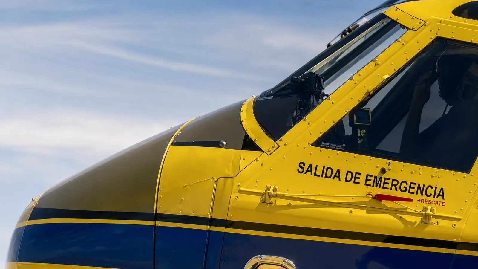 Detalle de la cabina de una aeronave agrícola amarilla