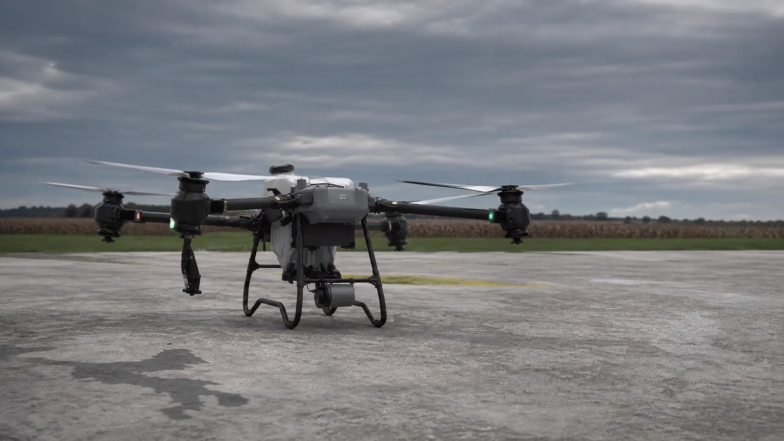 Drone agrícola sobre una plataforma rural