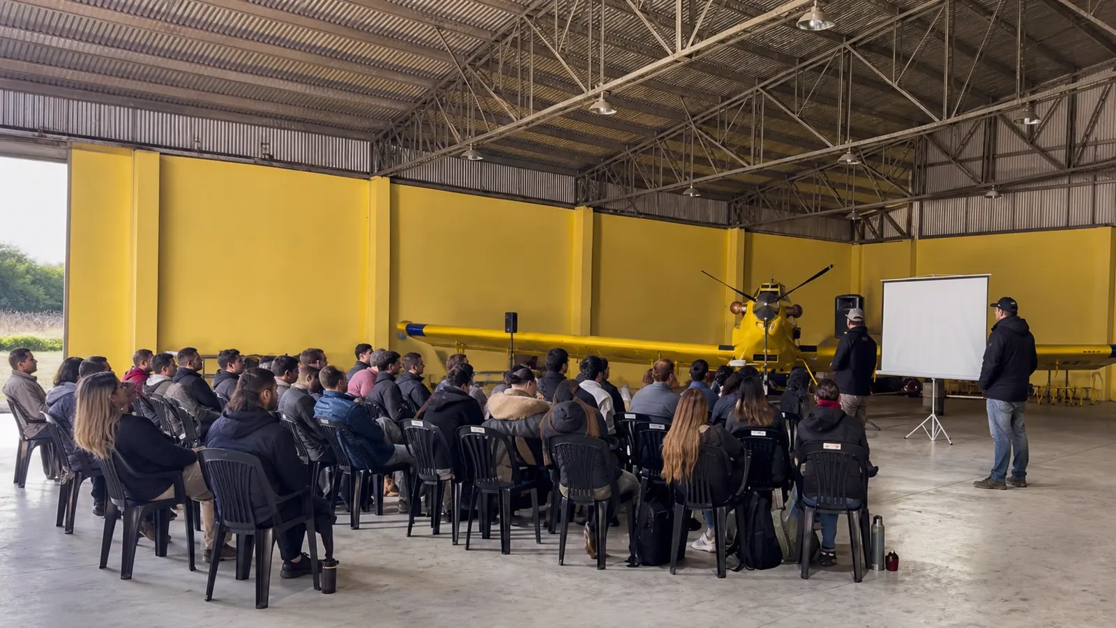 Jornada de capacitación técnica en un hangar